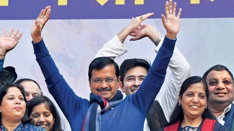 एकतरफा जीत अरविंद केजरीवाल, उनकी पत्नी सुनीता (बाएं) और आप नेता 11 फरवरी को जीत का जश्न मनाते हुए