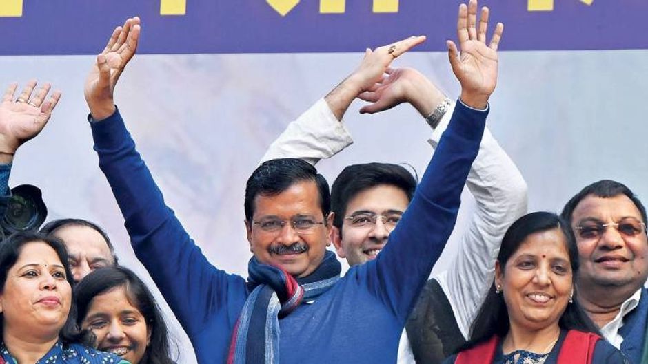 एकतरफा जीत अरविंद केजरीवाल, उनकी पत्नी सुनीता (बाएं) और आप नेता 11 फरवरी को जीत का जश्न मनाते हुए