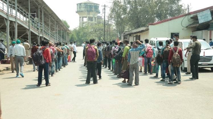 अपने-अपने घर जाने की बांट जोह रहे लोग