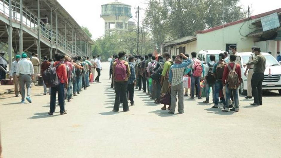 अपने-अपने घर जाने की बांट जोह रहे लोग