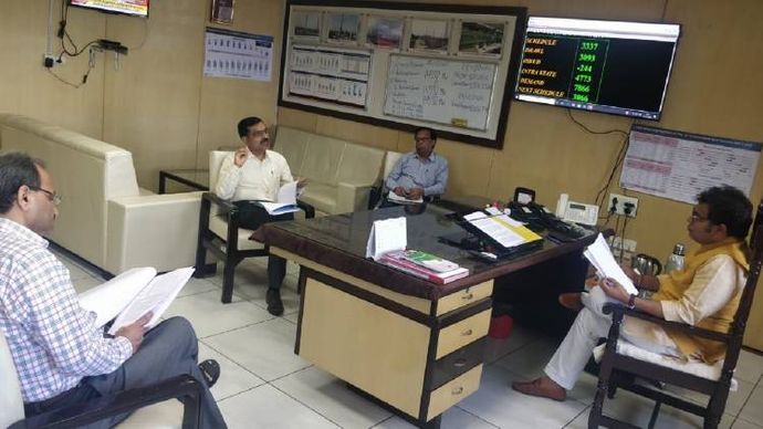 ऊर्जा एवं अतिरिक्त ऊर्जा स्रोत मंत्री श्रीकांत अधिकारियों के साथ बैठक करते हुए