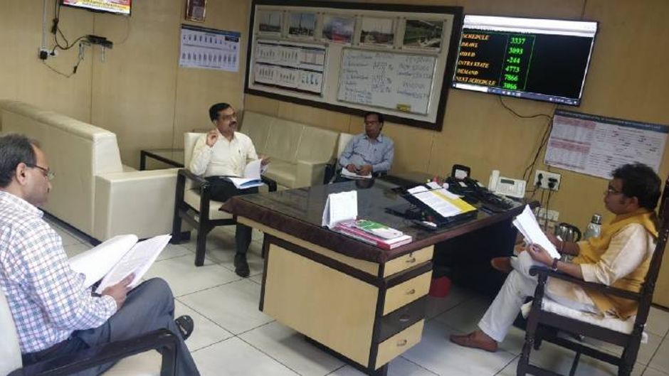 ऊर्जा एवं अतिरिक्त ऊर्जा स्रोत मंत्री श्रीकांत अधिकारियों के साथ बैठक करते हुए