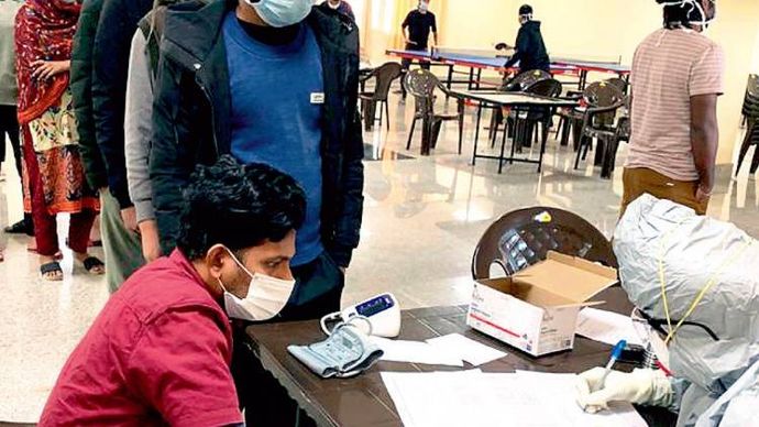 सावधानी में भलाई दिल्ली के छावला गांव में भारत-तिब्बत सीमा पुलिस (आइटीबीपी) के शिविर में अलग-थलग क