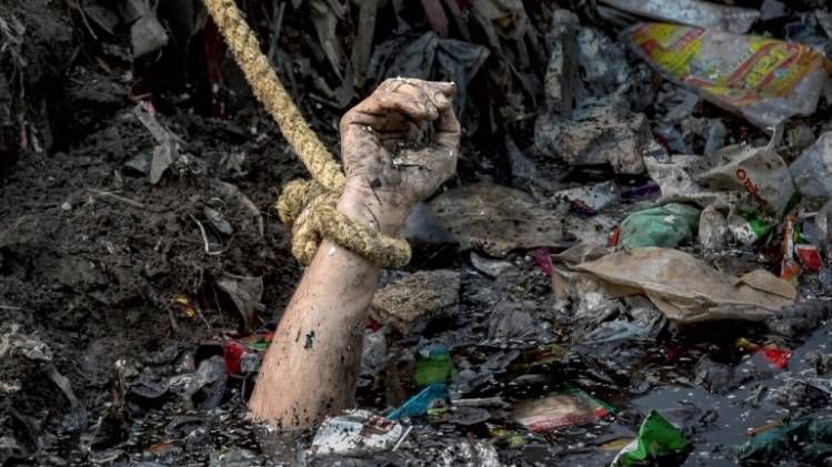 क्रूरता के निशान खजूरी खास के एक नाले से 26 फरवरी को यह शव निकाला गया