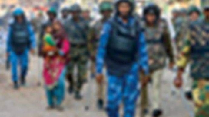 उत्तर पूर्वी दिल्ली के दंगाग्रस्त इलाके में पीड़ितों को निकालते आरएएफ के जवान