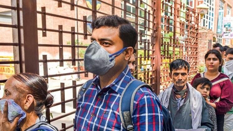 जांच की लाइन  मौलाना आजाद मेडिकल कॉलेज में लोगों की कोरोना वायरस के लक्षणों की जांच की गई