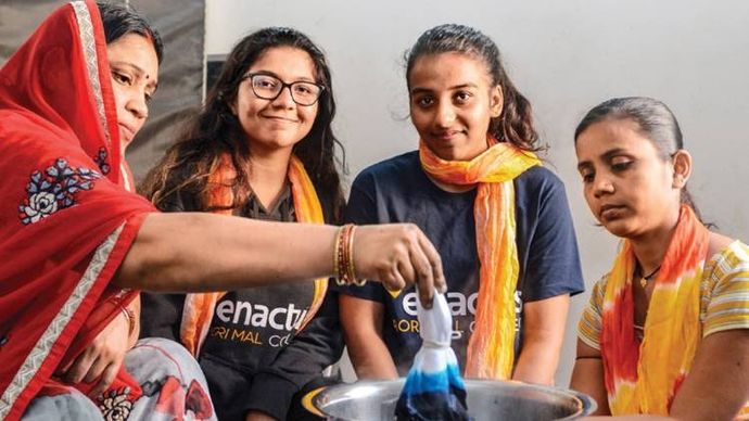 कला के लिए स्तुति राय (बाएं) और अक्षिता शर्मा प्रोजेक्ट डोर की सदस्यों के साथ