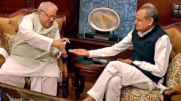 हाथों में हाथ हाथों को सैनिटाइज करने में मुख्यमंत्री गहलोत की मदद करते राज्यपाल कलराज मिश्र