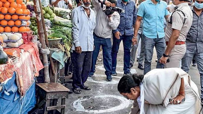 सामाजिक दूरी मुख्यमंत्री ममता बनर्जी लोगों के खड़े रहने के लिए गोल घेरे बनाती हुई