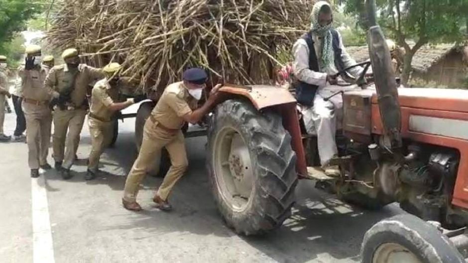 किसान के ट्रैक्टर को धक्का लगाते सुल्तानपुर के एसपी शिवहरी मीणा