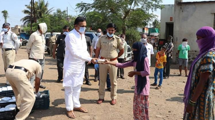 खाद्य सामाग्री बांटते हुए मंत्री जयंत पाटील 