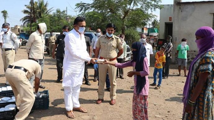खाद्य सामाग्री बांटते हुए मंत्री जयंत पाटील