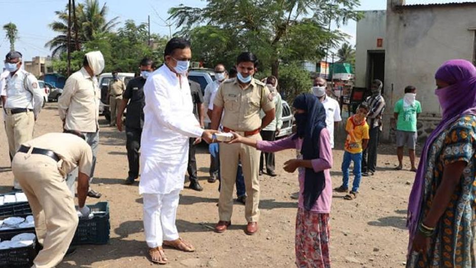 खाद्य सामाग्री बांटते हुए मंत्री जयंत पाटील