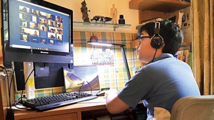 वर्चुअल क्लास दिल्ली में साकेत स्थित अपने घर पर ऑनलाइन क्लास करते 13 वर्षीय मल्हार मजूमदार