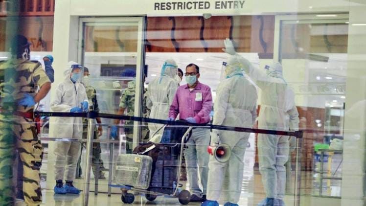 घर वापसी  कोच्चि इंटरनेशनल एयरपोर्ट पर 7 मई को अबु धाबी से आया एक यात्री