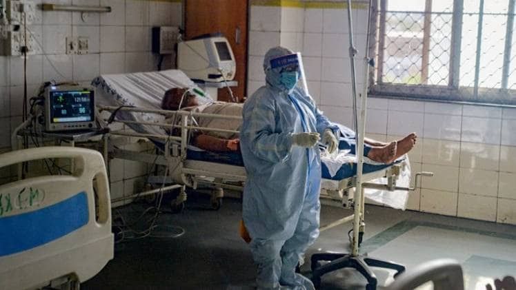 दिल्ली के एलएनजेपी अस्पताल में बचाव के परिधान पहनकर तैनात एक नर्सिंग स्टाफ