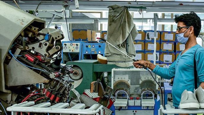 नई शुरुआत की जद्दोजहद नोएडा की लेदर फुटवियर कंपनी सिद्धार्थ एक्सपोर्ट खोलने के लिए सैनिटाइजेशन