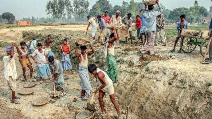 गांव की उम्मीद प्रवासी मजदूरों को मनरेगा में काम मिलने का सहारा है