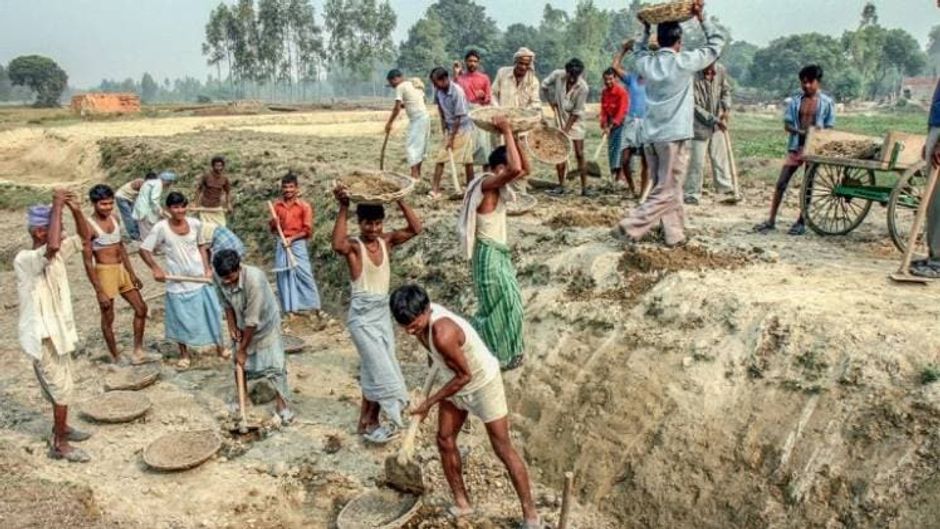 गांव की उम्मीद प्रवासी मजदूरों को मनरेगा में काम मिलने का सहारा है
