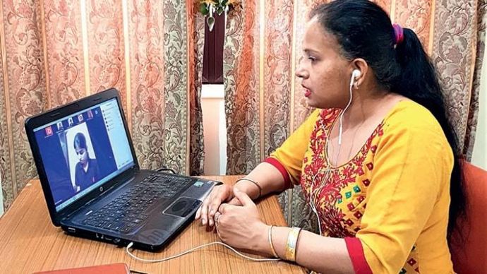 आधुनिक तरीके एलपीयू में एक प्रोफेसर विद्यार्थी से सीधे तौर पर बात करते हुए