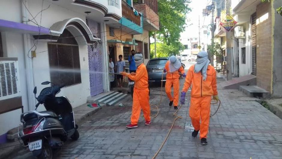 लॉकडाउन में लखनऊ में सेनेटाइज का काम करते कर्मचारी