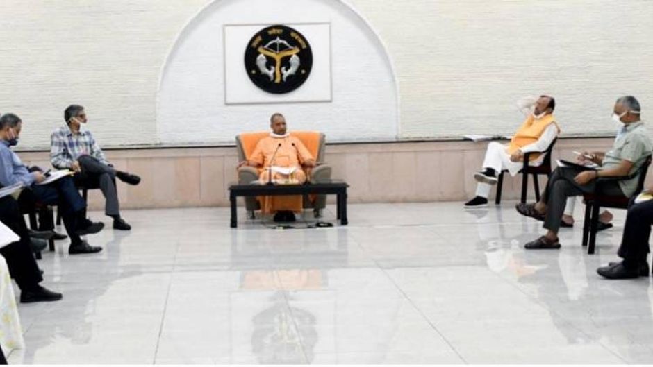 अपने सरकारी आवास पर 10 मई को उच्चस्तरीय बैठक करते योगी आदित्यनाथ