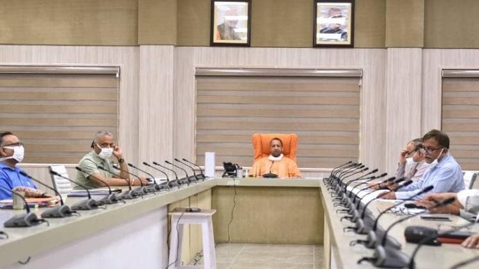 अधिकारियों के साथ एक बैठक के दौरान मुख्यमंत्री योगी आदित्यनाथ