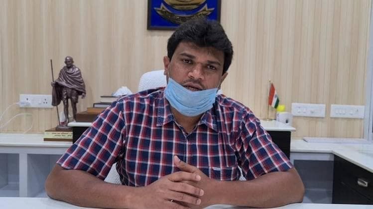 झांसी के जिलाधिकारी आंद्रा वामसी (फोटोः आशीष मिश्र)