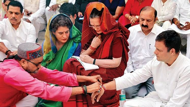 2019 में रायबरेली से नामांकन से पहले पूजा करता गांधी परिवार (मनीष अग्निहोत्री)