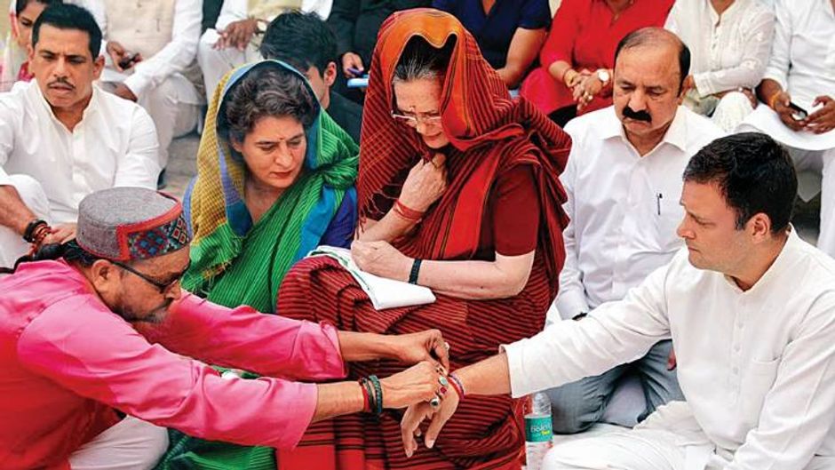 2019 में रायबरेली से नामांकन से पहले पूजा करता गांधी परिवार (मनीष अग्निहोत्री)