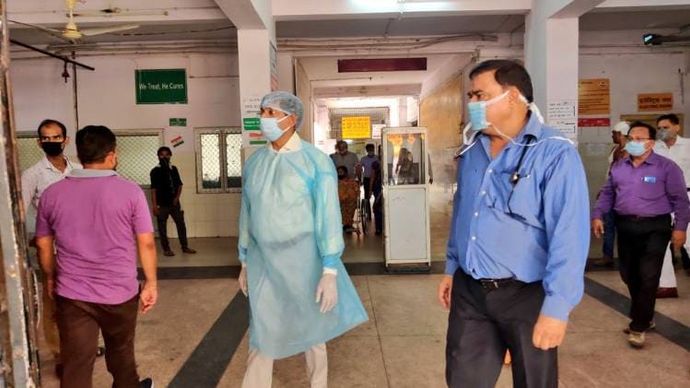 कानपुर में जिला अस्पताल का निरीक्षण करते मंडलायुक्त सुधीर एम. बोबडे