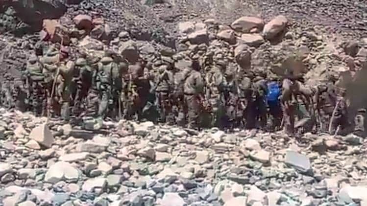 आमना-सामना गलवान घाटी में भारतीय जवानों और पीएलए सैनिकों के बीच तनातनी के दृश्य