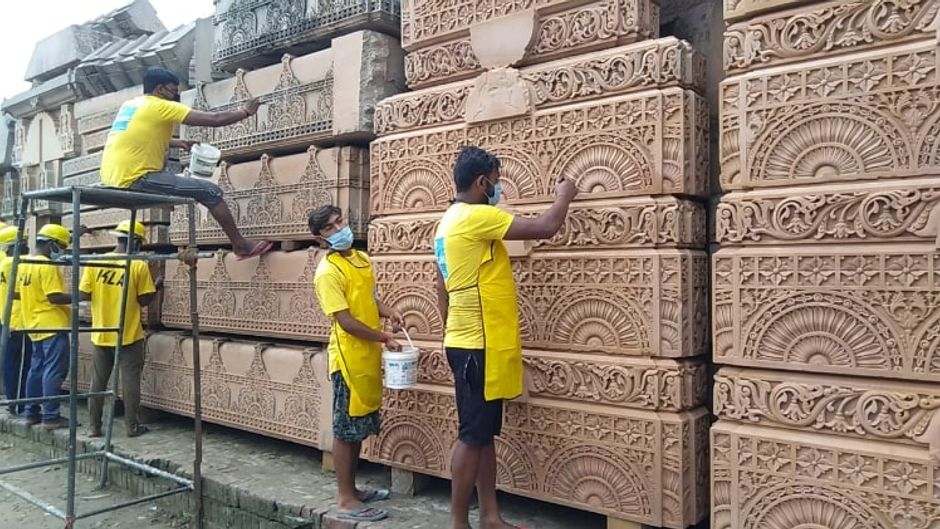 राम मंदिर के लिए तराशे गए पत्थरों की सफाई करते कामगार (फोटोः आशीष मिश्र)