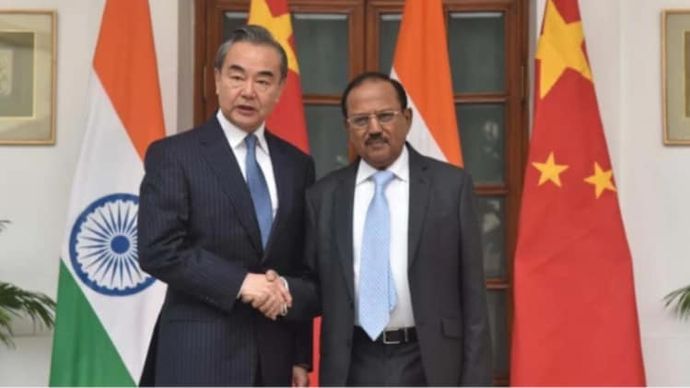 एनएसए अजित डोभाल और चीन के विदेश मंत्री वांग यी 21 दिसंबर, 2019 को एक बातचीत के दौरान