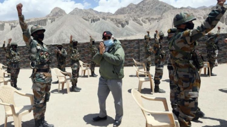लद्दाख के निमू में 3 जुलाई को अपने दौरे के दौरान भारतीय सैनिकों का अभिवादन करते प्रधानमंत्री मोदी