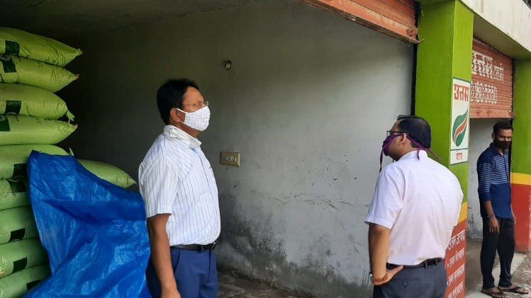बाराबंकी में खाद की दुकानों की जांच करते अधिकारी (फोटोः आशीष मिश्र)