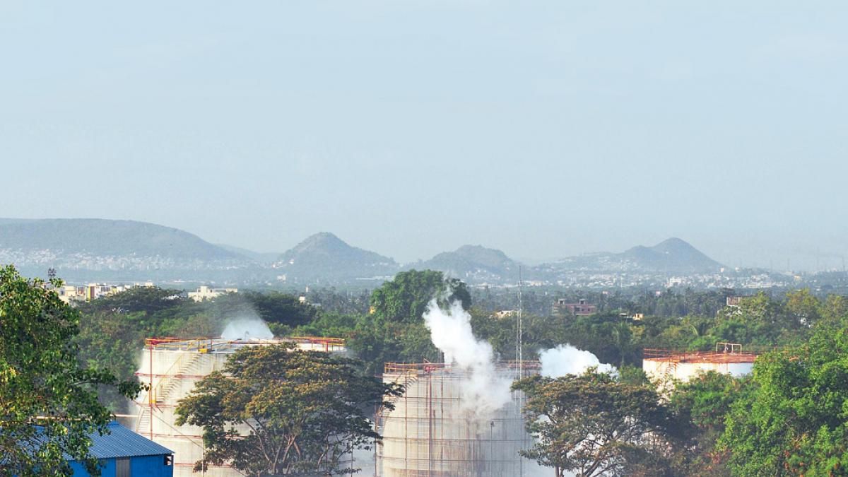 जहरीला धुआं विशाखापत्तनम का एलजी पॉलीमर्स प्लांट, जहां 7 मई को गैस रिसाव से 12 लोगों की जान चली गई