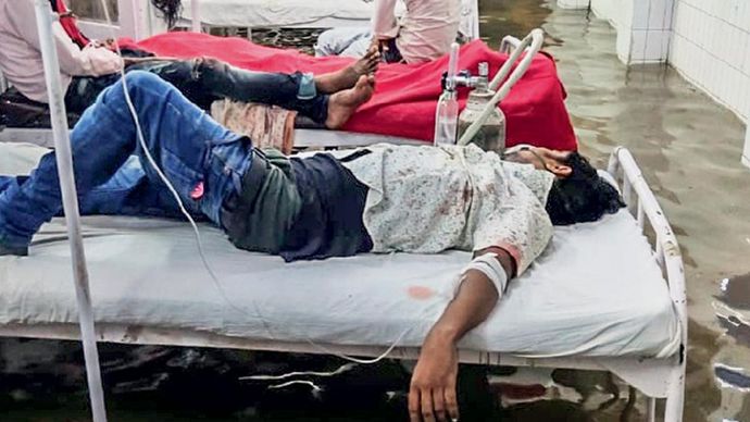 पनीली सतह पर इलाज बारिश में जलमग्न महोबा के जिला अस्पताल के वार्ड में मरीज
