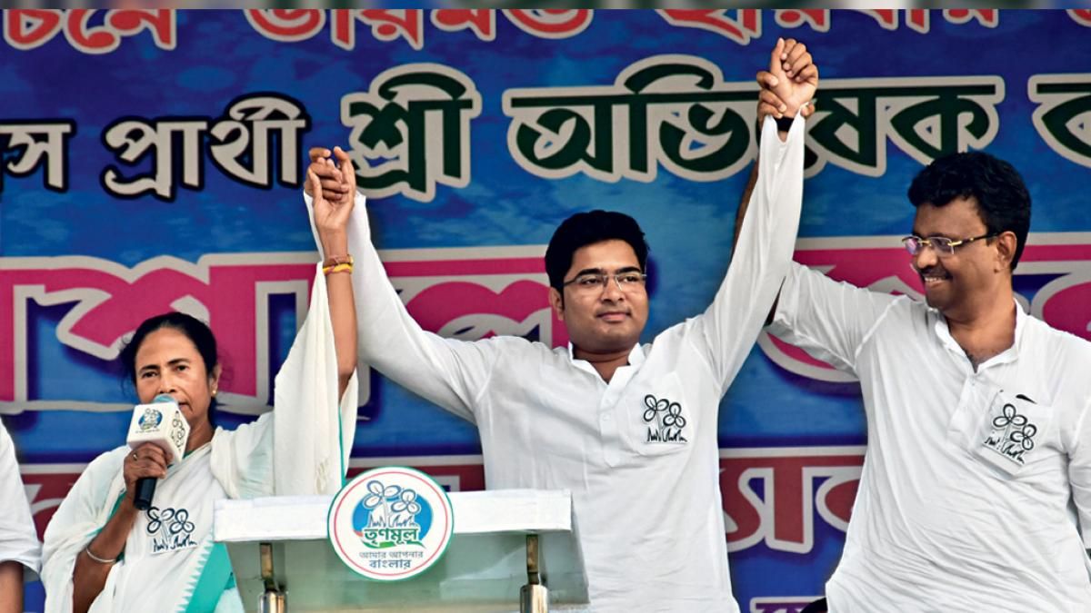 बढ़ा दबदबा 2019 लोकसभा चुनाव के प्रचार के दौरान ममता बनर्जी और कोलकाता के मेयर  फरहाद हकीम के साथ अभिषेक बनर्जी (बीच में)