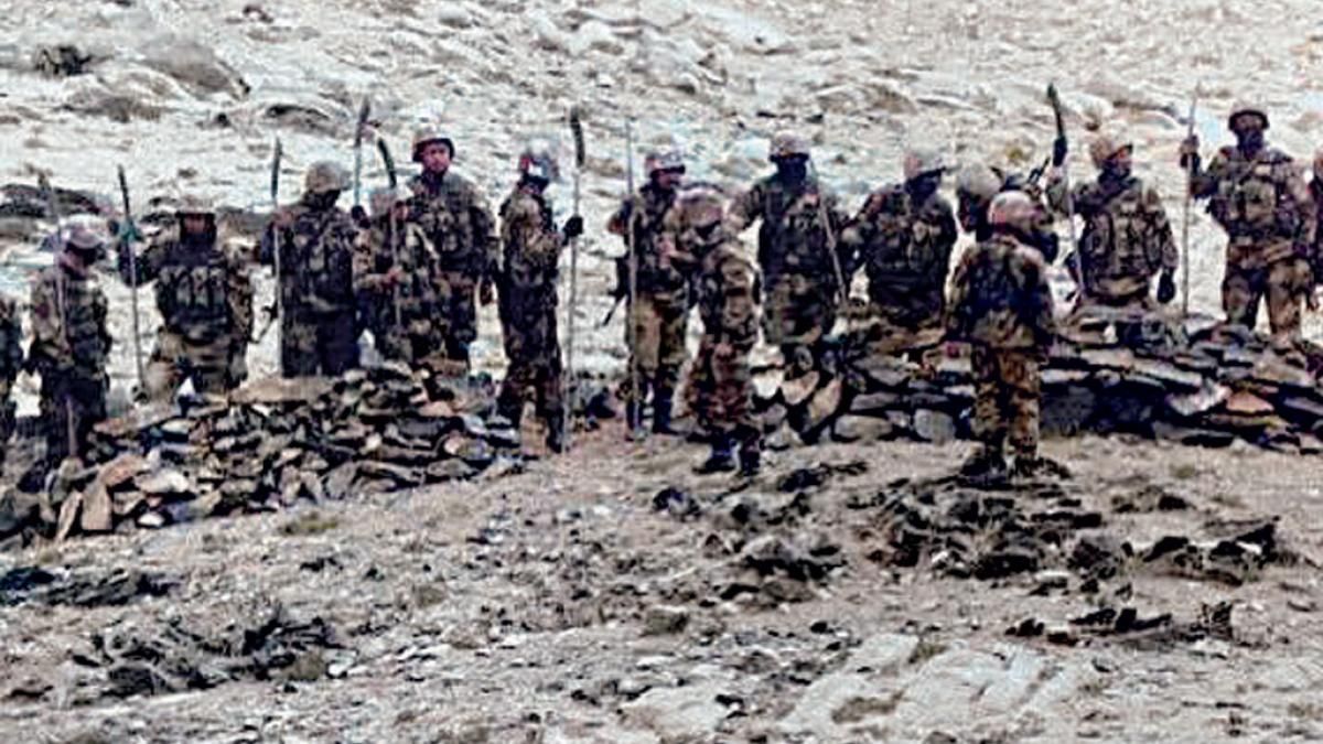 खतरनाक मंसूबे 8 सितंबर को एलएसी पर भारत के सैनिकों को डराने के लिए मध्ययुगीन औजारों के साथ चीन के फौजी
