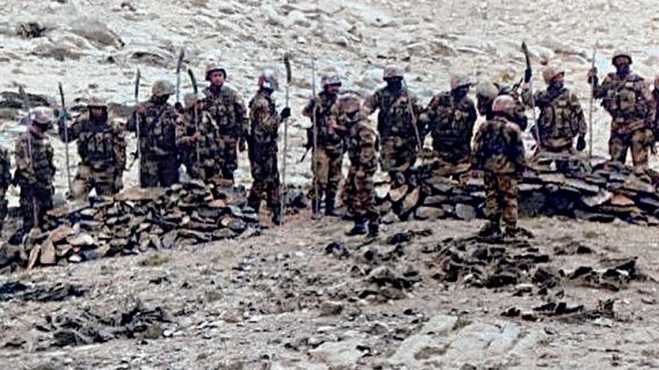 खतरनाक मंसूबे 8 सितंबर को एलएसी पर भारत के सैनिकों को डराने के लिए मध्ययुगीन औजारों के साथ चीन के फौजी