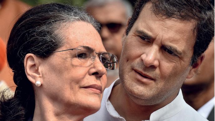 छाया राज? कांग्रेस अध्यक्ष सोनिया गांधी बेटे राहुल गांधी के साथ