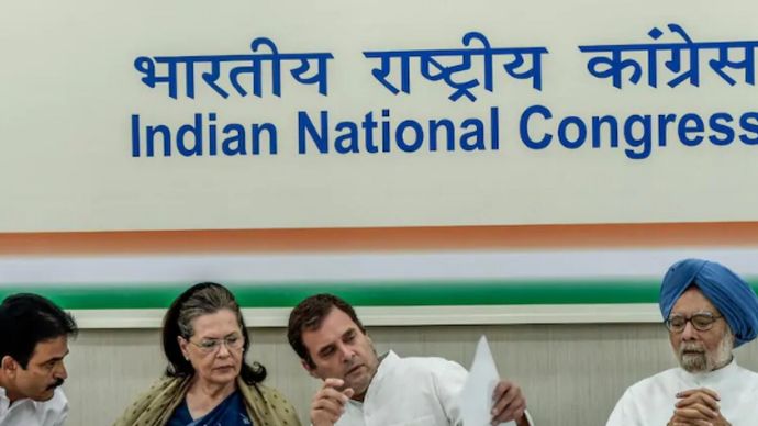 पूर्व पीएम मनमोहन सिंह के साथ सोनिया गांधी और राहुल गांधी (अतुल लोके/गेट्टी इमेजेज)