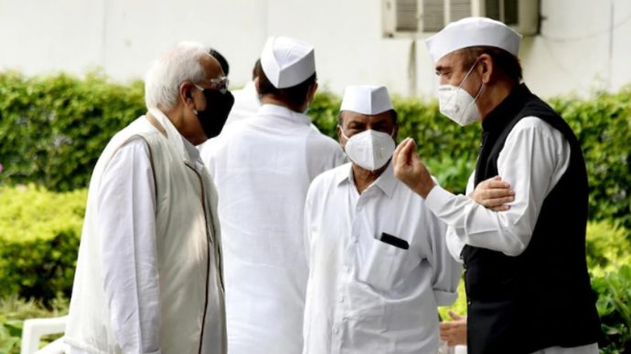 कांग्रेस नेता गुलाम नबी आजाद, ए.के. एंटनी और कपिल सिब्बल (एएनआइ/राहुल सिंह)