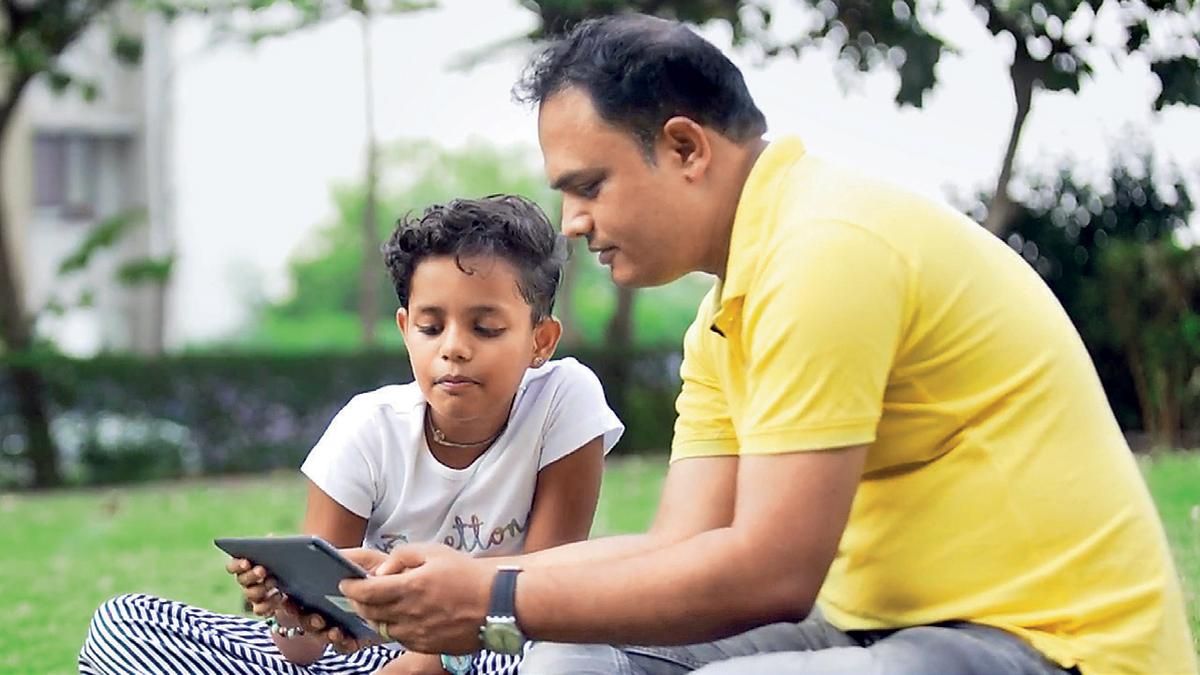 ज्ञान का सागर एजु-टेक ऐप पर हाथ आजमाते पिता-पुत्र