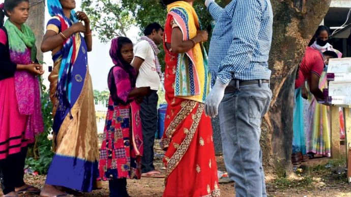 कोविड जांच झारखंड के रांची जिले के खुल्दा गांव में जांच के लिए कतार में खड़े स्थानीय आदिवासी