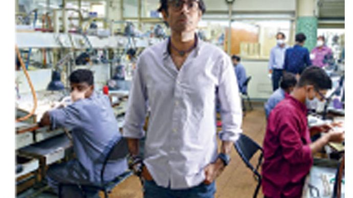 मुश्किलों का सामना तरंग अरोड़ा अपनी फैक्ट्री में