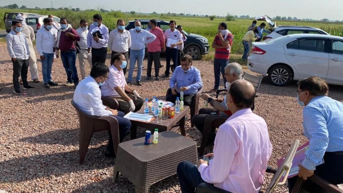 यमुना प्राध‍िकरण के सेक्टर 21 में प्रस्तावित इन्फोटेनमेंट स‍िटी का मुआयना करते अधिकारी