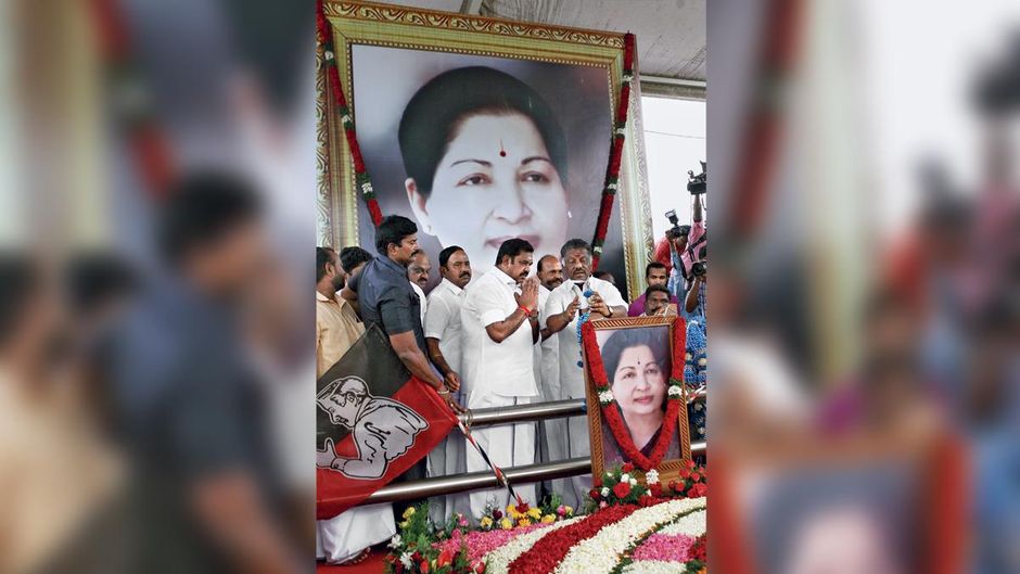 सुलह का मंच पलानीस्वामी (बाएं) और पन्नीरसेल्वम अपने धड़ों के विलय के बाद अगस्त 2017 में अम्मा को श्रद्धांजलि देते हुए