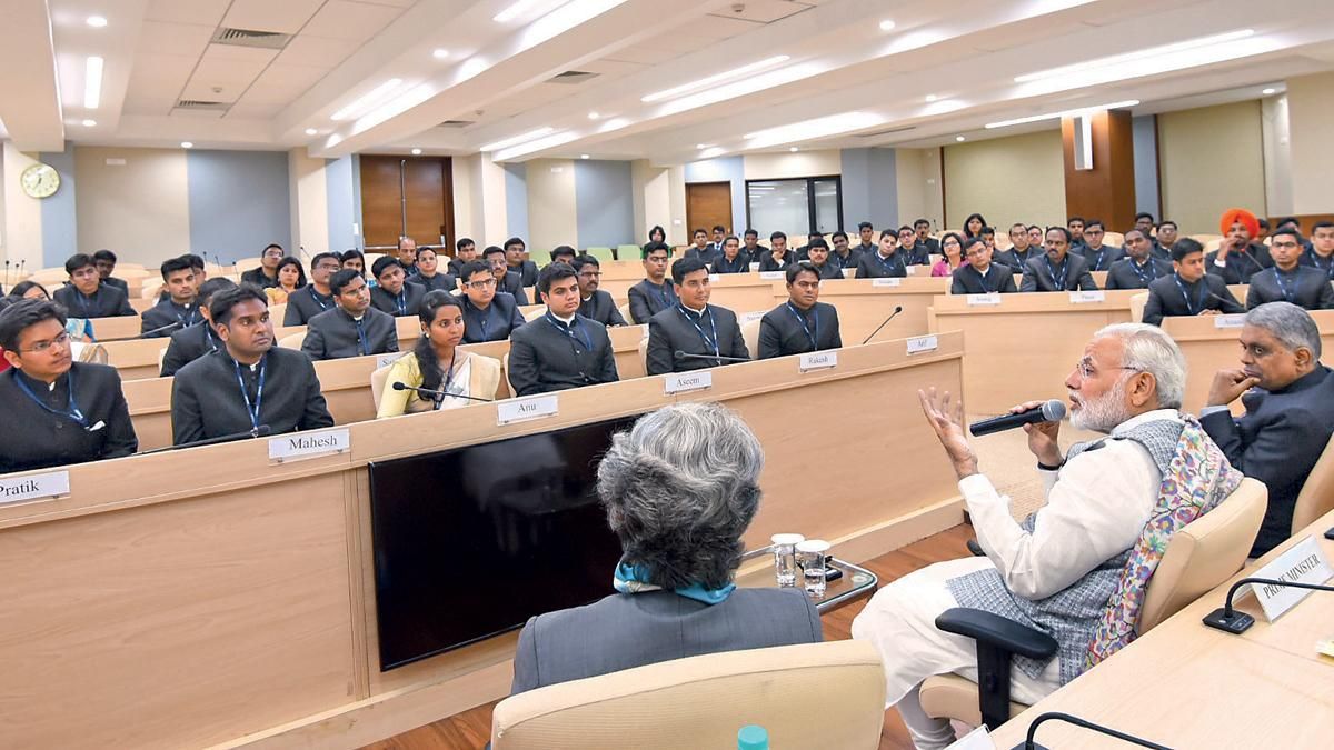 आगे का रास्ता एलबीएसएन इंस्टीट्यूट में 26 अक्तूबर 2017 को प्रशिक्षु अफसरों के 92वें फाउंडेशन कोर्स के दौरान प्रधानमंत्री मोदी